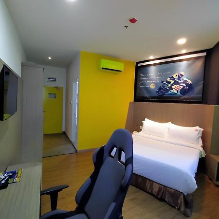 Hype Motorsport Hotel Нилай Экстерьер фото
