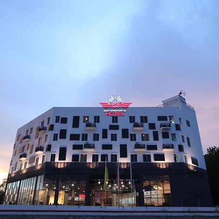 Hype Motorsport Hotel Нилай Экстерьер фото