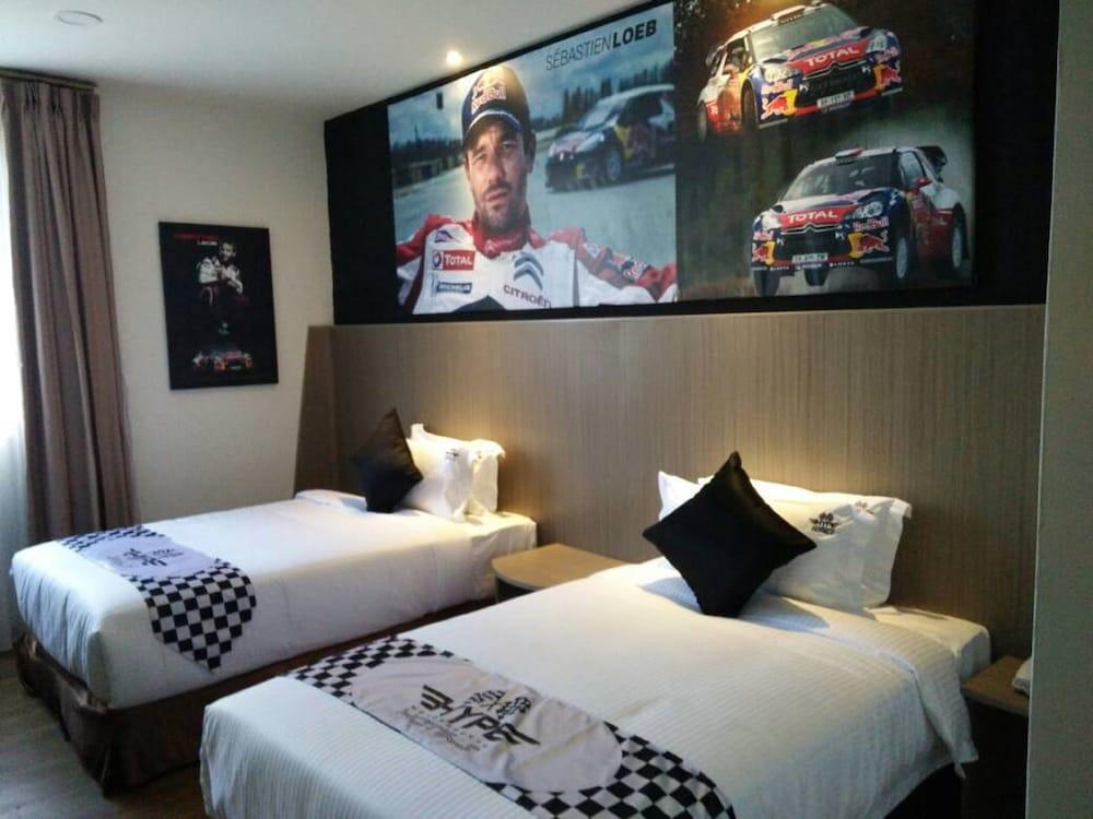 Hype Motorsport Hotel Нилай Экстерьер фото