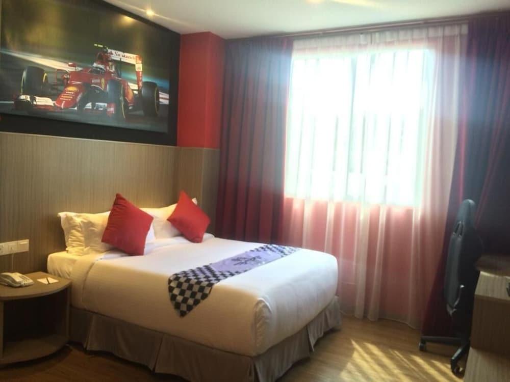 Hype Motorsport Hotel Нилай Экстерьер фото