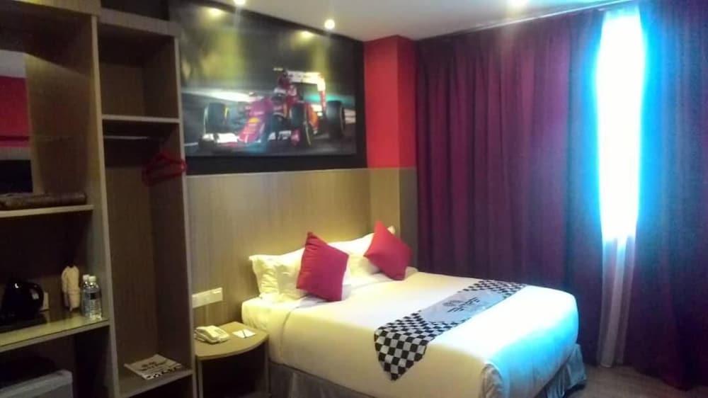 Hype Motorsport Hotel Нилай Экстерьер фото