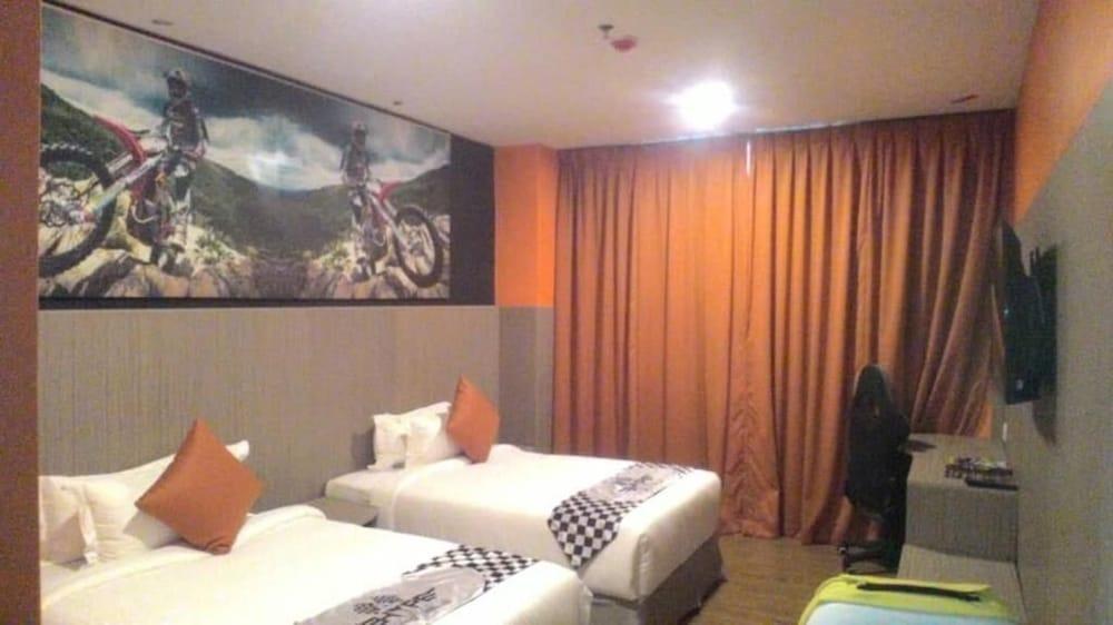 Hype Motorsport Hotel Нилай Экстерьер фото