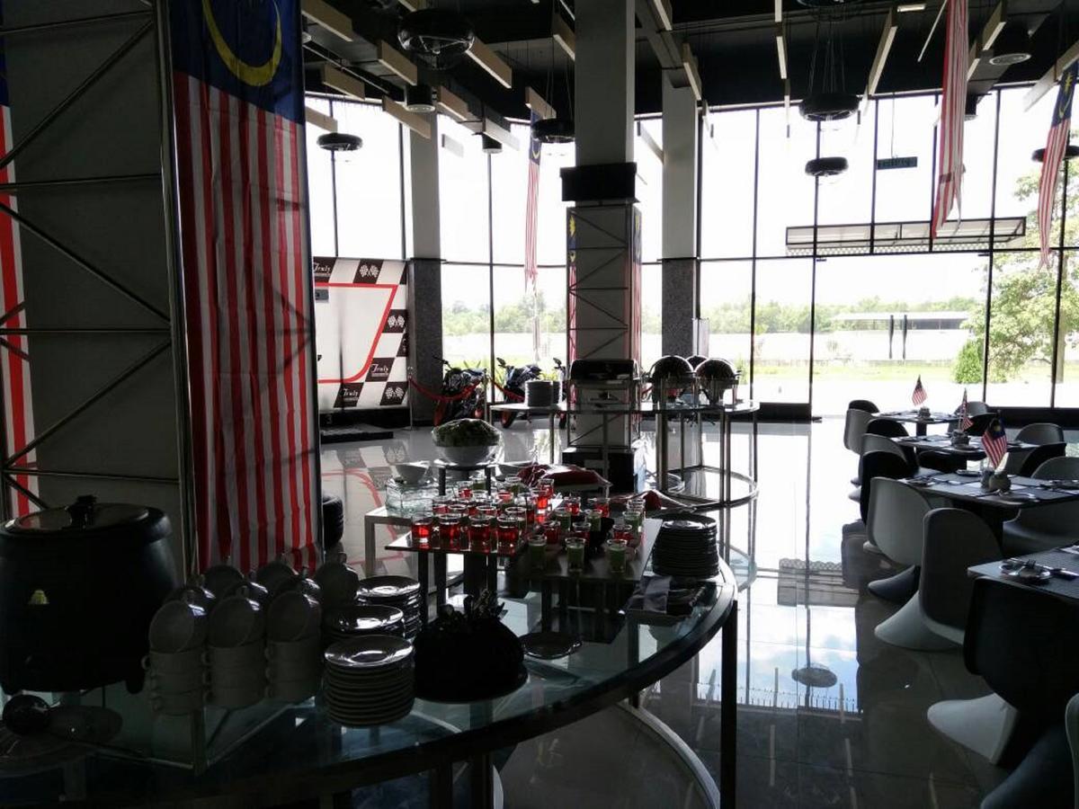 Hype Motorsport Hotel Нилай Экстерьер фото